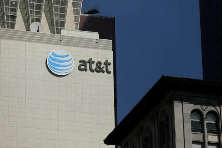 El logotipo de AT&T en un edificio de Los Ángeles, el 10 de agosto de 2017. (Mike Blake/Reuters)