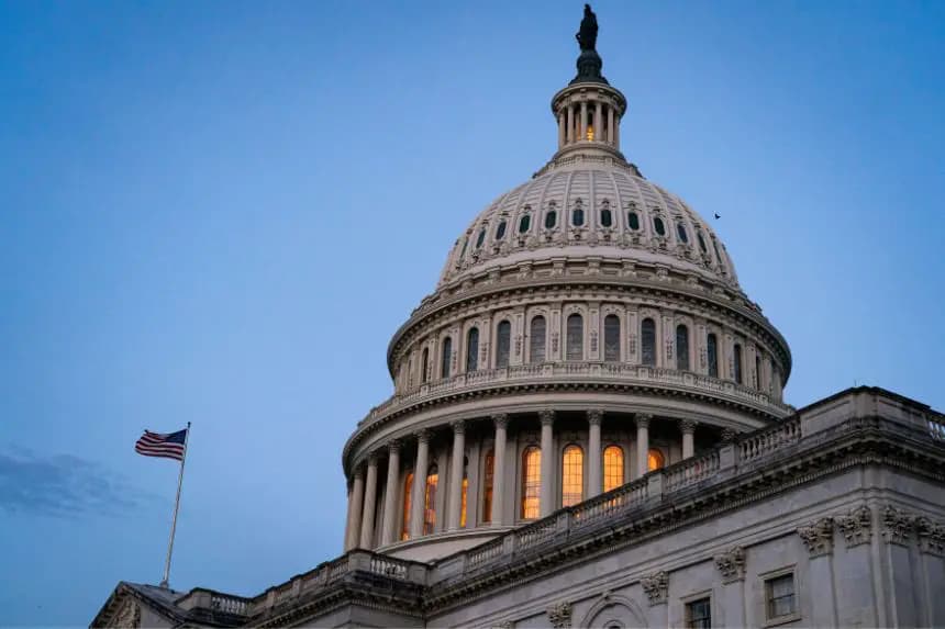 El Capitolio de los Estados Unidos al amanecer durante una maratón de votaciones, el 1 de julio de 2025 en Washington, D.C. (Foto de Al Drago/Getty Images)