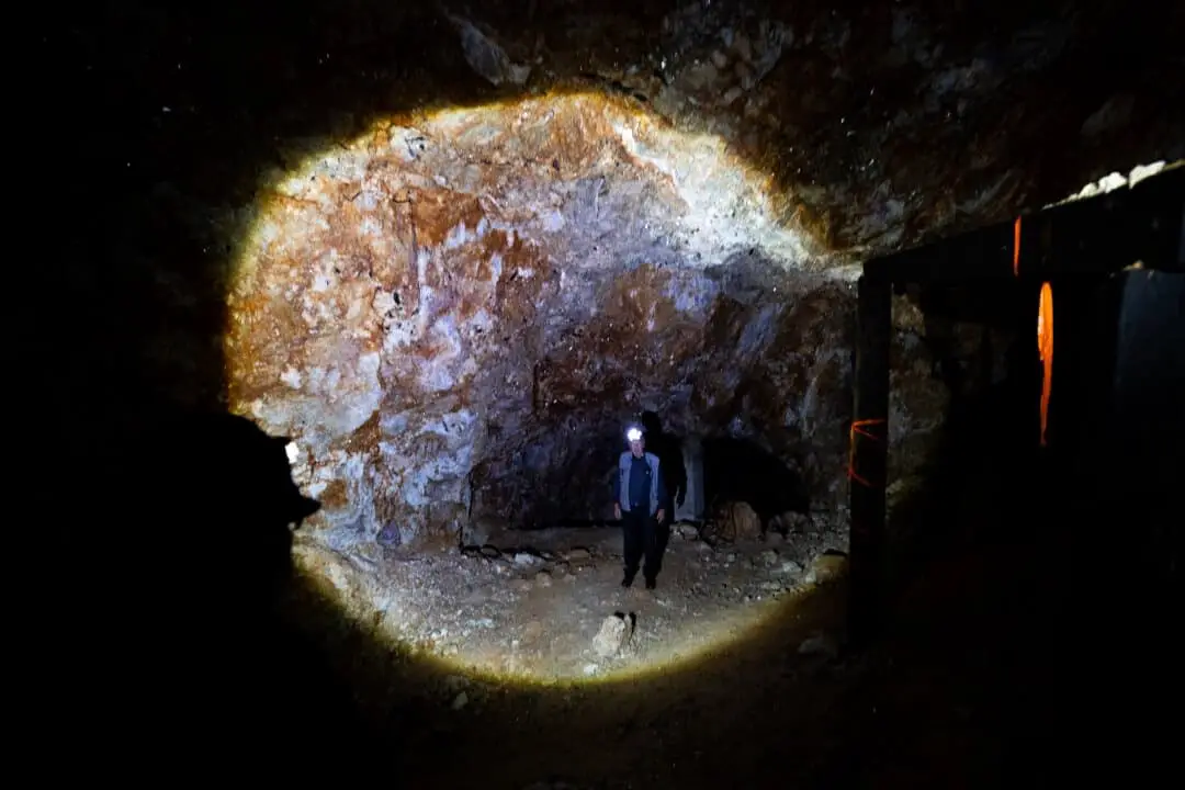 Lepidolita, utilizada para minerales de litio, en una mina cerca del condado de San Diego el 27 de diciembre de 2024. (John Fredricks/The Epoch Times)