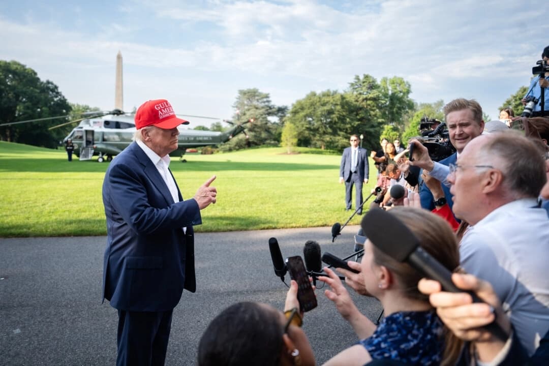 El presidente Donald Trump habla con los periodistas antes de partir hacia Florida desde la Casa Blanca el 1 de julio de 2025. (Madalina Kilroy/The Epoch Times)

