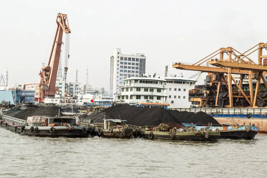 Buques de carga cargados con tierras raras para su exportación en China en 2012. (tab62/shutterstock).