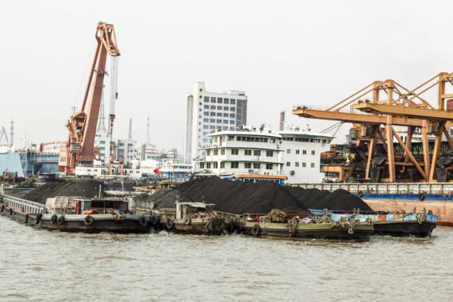 Buques de carga cargados con tierras raras para su exportación en China en 2012. (tab62/shutterstock).