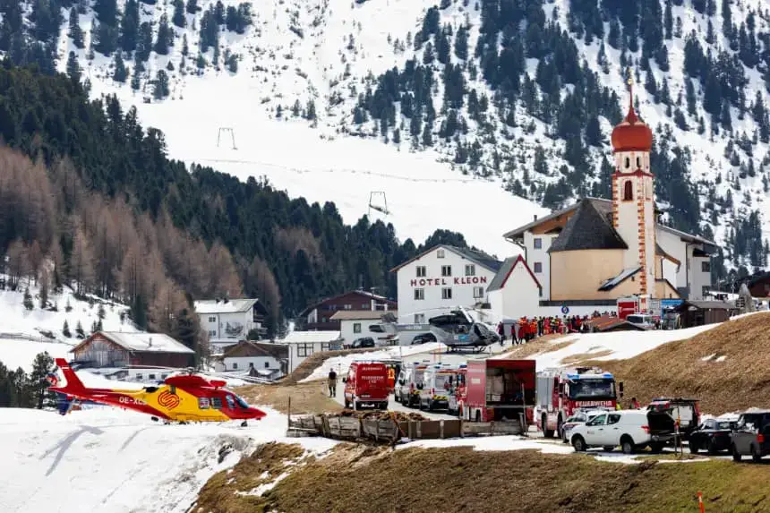 Los equipos de rescate se preparan para una operación de avalancha en el pueblo de Vent en el valle de Ötztal el 11 de abril de 2024 cerca de Vent, Austria. (Jan Hetfleisch/Getty Images)