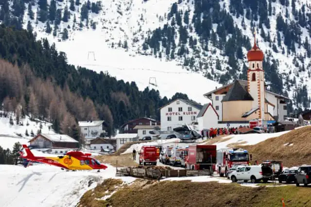 Los equipos de rescate se preparan para una operación de avalancha en el pueblo de Vent en el valle de Ötztal el 11 de abril de 2024 cerca de Vent, Austria. (Jan Hetfleisch/Getty Images)