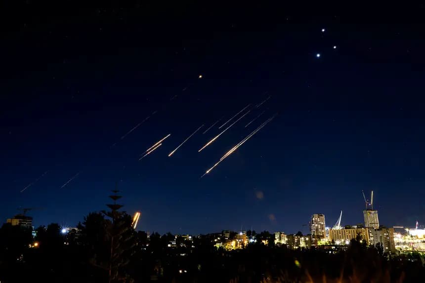 Misiles disparados desde Irán se ven en el cielo nocturno sobre Jerusalén el 14 de junio de 2025. (Menahem Kahana/AFP vía Getty Images)