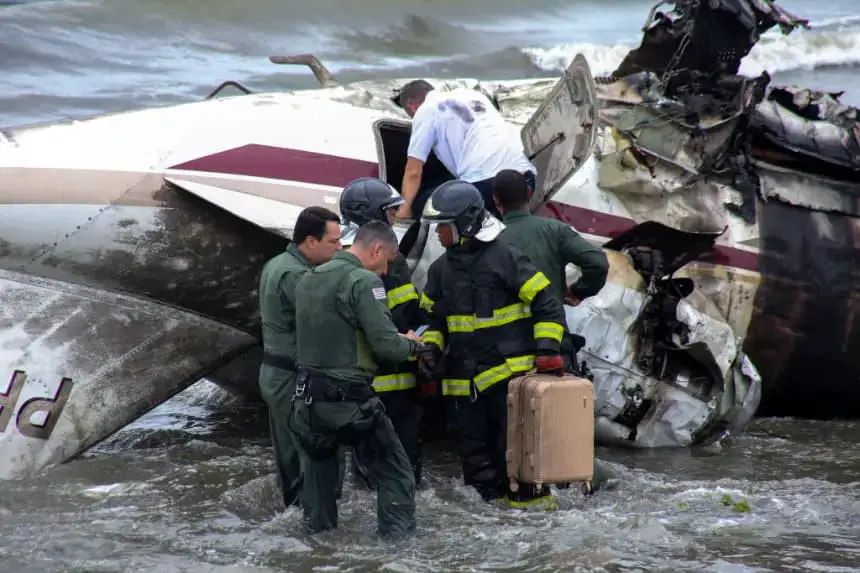Los equipos de rescate trabajan después de que un avión privado explotó y se estrelló en la playa de Cruzeiro, en Ubatuba, estado de Sao Paulo, Brasil, el 9 de enero de 2025. (Wendell Marques/AFP vía Getty Images)