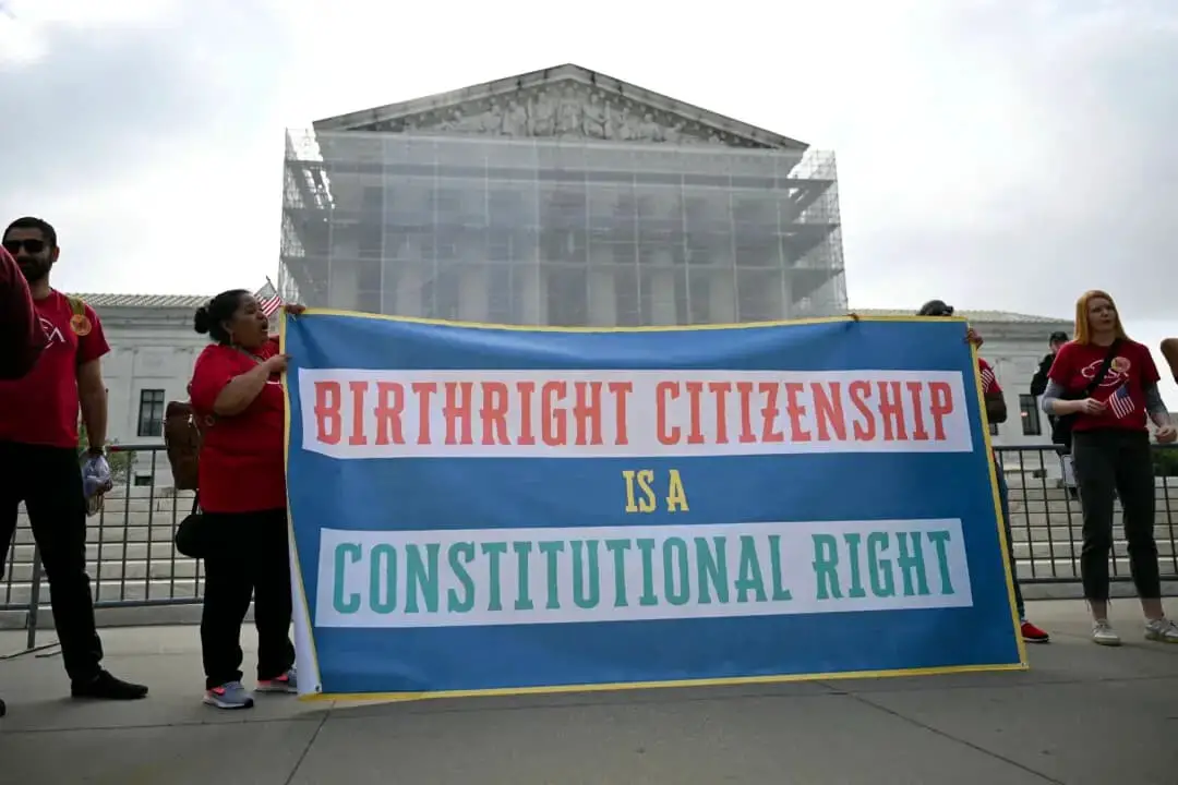 Personas protestan contra la iniciativa del presidente Donald Trump de poner fin a la ciudadanía por derecho de nacimiento frente al Tribunal Supremo en Washington el 15 de mayo de 2025. (Drew Angerer/AFP a través de Getty Images)
