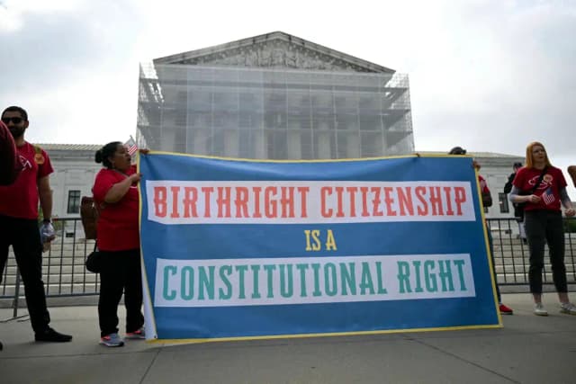 Personas protestan contra la iniciativa del presidente Donald Trump de poner fin a la ciudadanía por derecho de nacimiento frente al Tribunal Supremo en Washington el 15 de mayo de 2025. (Drew Angerer/AFP a través de Getty Images)
