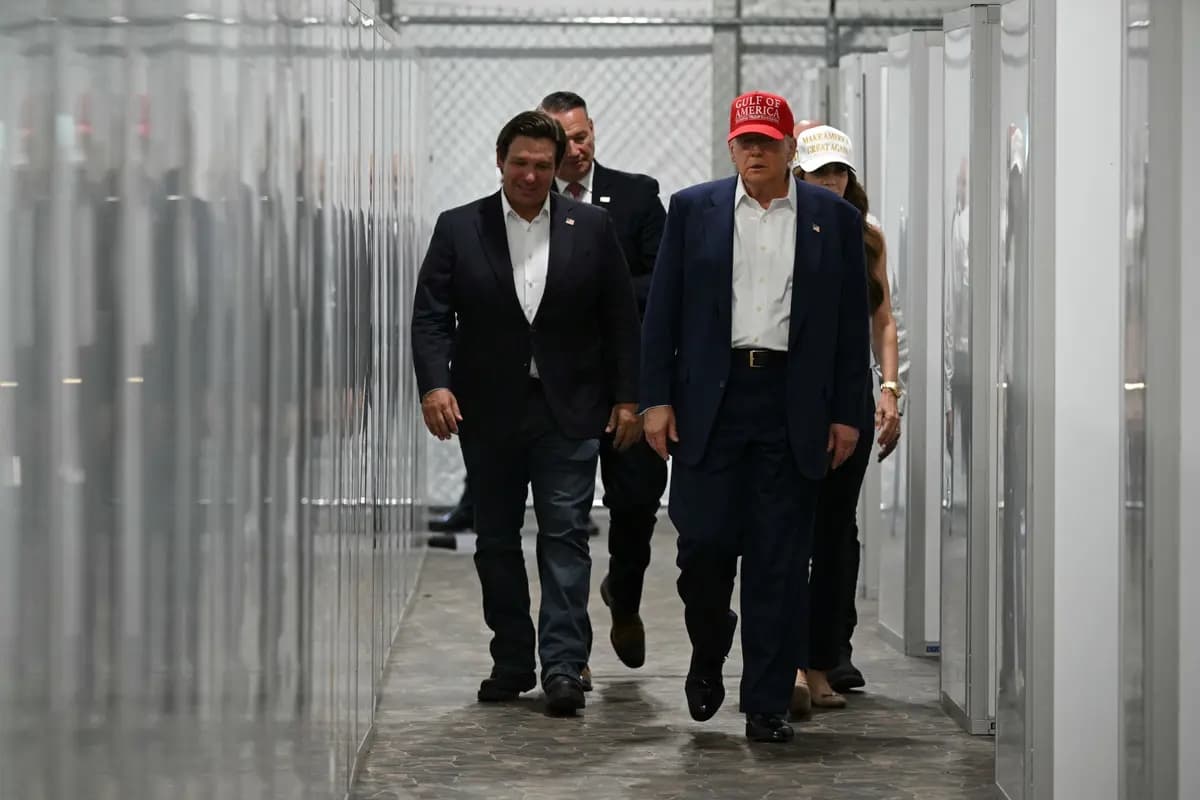 El gobernador de Florida, Ron DeSantis (izquierda), el presidente Donald Trump (centro) y la secretaria de Seguridad Nacional, Kristi Noem (derecha), visitan un centro médico durante una visita a un centro de detención de migrantes, apodado “Alligator Alcatraz”, en Ochopee, Florida, el 1 de julio de 2025. (Andrew Caballero-Reynolds/AFP)
