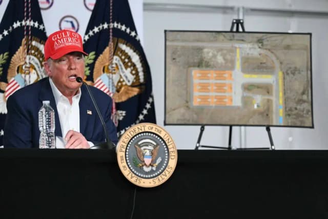 El presidente Donald Trump habla tras visitar un centro de detención de migrantes, apodado "Alligator Alcatraz", situado en el aeropuerto de entrenamiento y transición Dade-Collier, en Ochopee (Florida), el 1 de julio de 2025. (Andrew Caballero-Reynolds/AFP)