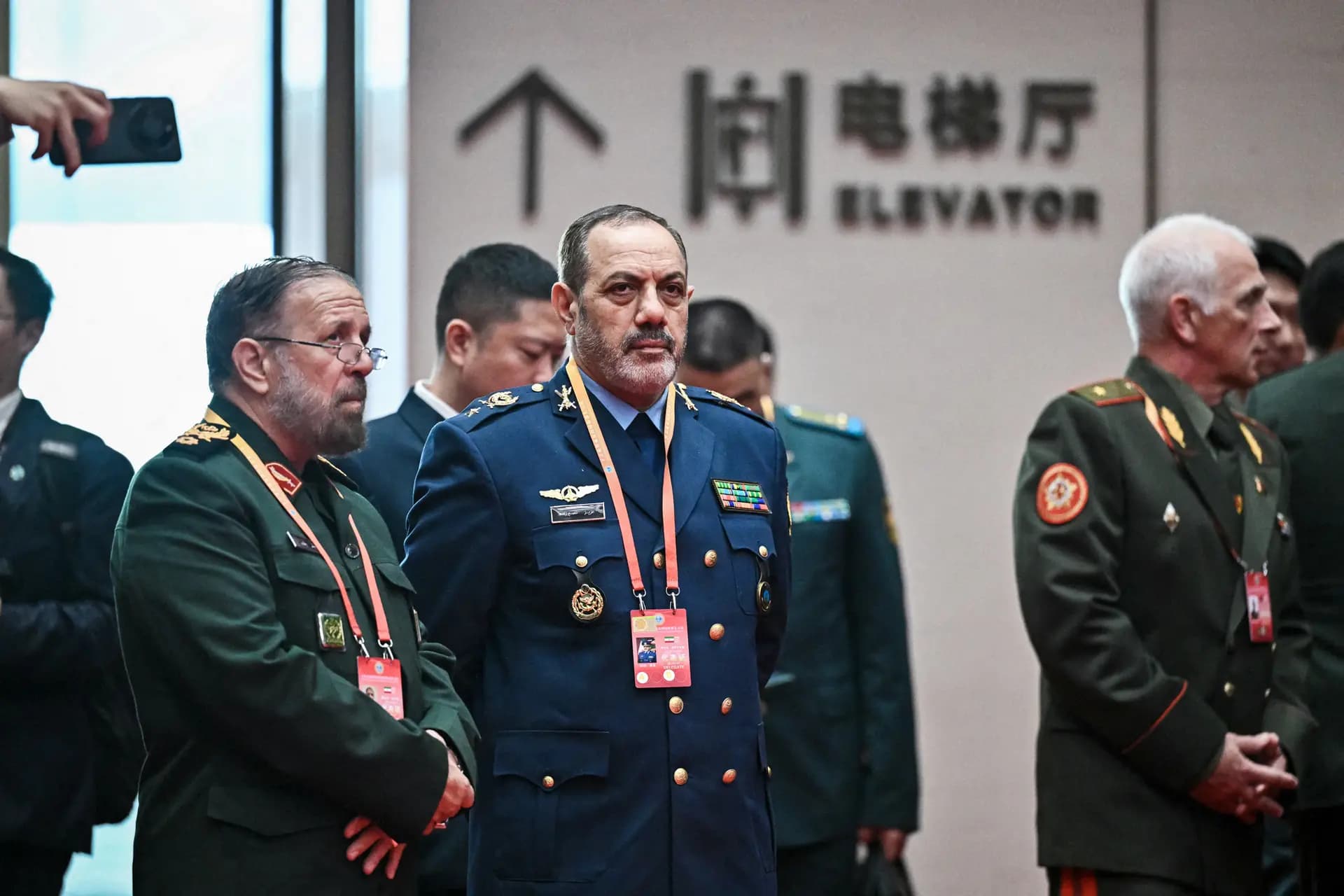 El ministro de Defensa de Irán, Aziz Nasirzadeh (C), asiste a la reunión de ministros de Defensa de la Organización de Cooperación de Shanghái en Qingdao, China, el 26 de junio de 2025. Los nueve miembros oficiales de la OCS son China, India y Rusia. El apoyo de China ayuda a Irán a mantener su economía y su programa nuclear a pesar de décadas de sanciones de Estados Unidos y la ONU. (Pedro Pardo/AFP a través de Getty Images).