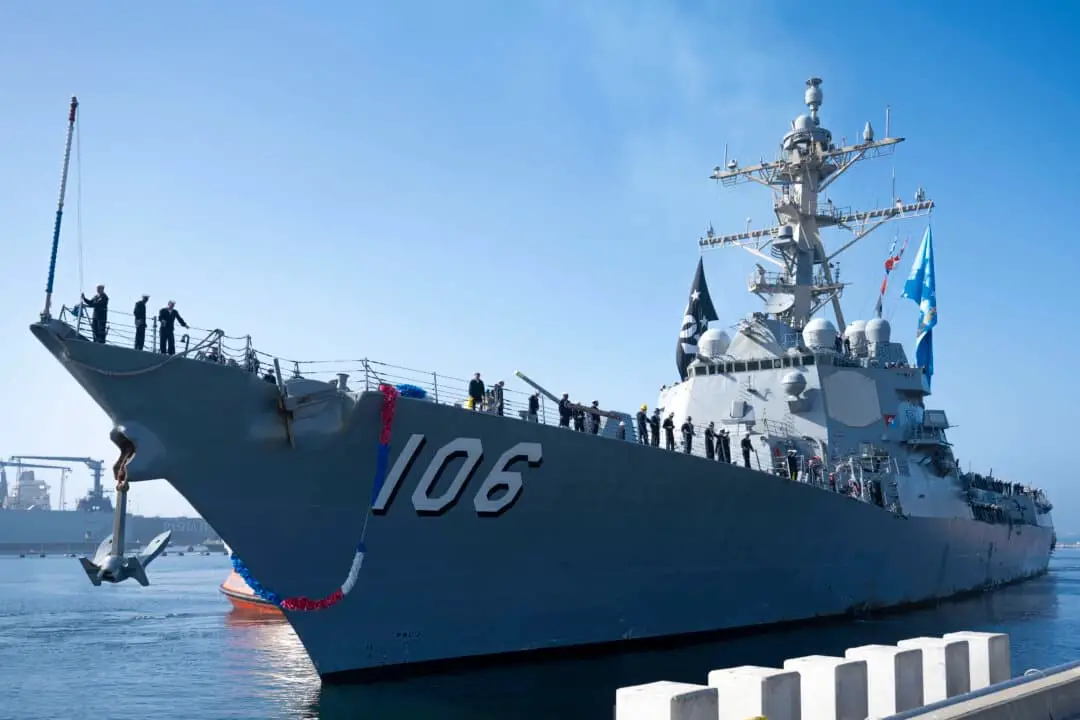 El destructor lanzamisiles guiados clase Arleigh Burke USS Stockdale (DDG 106) regresa a su puerto base en la Base Naval de San Diego el 21 de febrero de 2025. (Especialista en comunicación masiva, marinero Jordan Steis/Marina de los Estados Unidos).