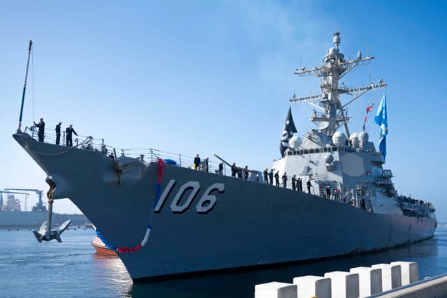 El destructor lanzamisiles guiados clase Arleigh Burke USS Stockdale (DDG 106) regresa a su puerto base en la Base Naval de San Diego el 21 de febrero de 2025. (Especialista en comunicación masiva, marinero Jordan Steis/Marina de los Estados Unidos).