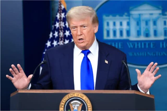 El presidente de EE. UU. Donald Trump responde preguntas durante una conferencia de prensa sobre los recientes fallos de la Corte Suprema en la sala de prensa de la Casa Blanca en Washington, el 27 de junio de 2025. (Joe Raedle/Getty Images)