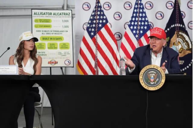 El presidente Donald Trump habla con periodistas mientras la secretaria de Seguridad Nacional, Kristi Noem, observa en Ochopee, Florida, el 1 de julio de 2025. (Evan Vucci/AP Photo)