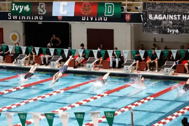 Nadadoras, incluida Lia Thomas, carril 4, se sumergen en el agua al inicio de una serie clasificatoria de 200 yardas estilo libre en el Campeonato Femenino de Natación y Saltos de la Ivy League en la Universidad de Harvard, en Cambridge, Massachusetts, el 18 de febrero de 2022. (Mary Schwalm/Foto AP)