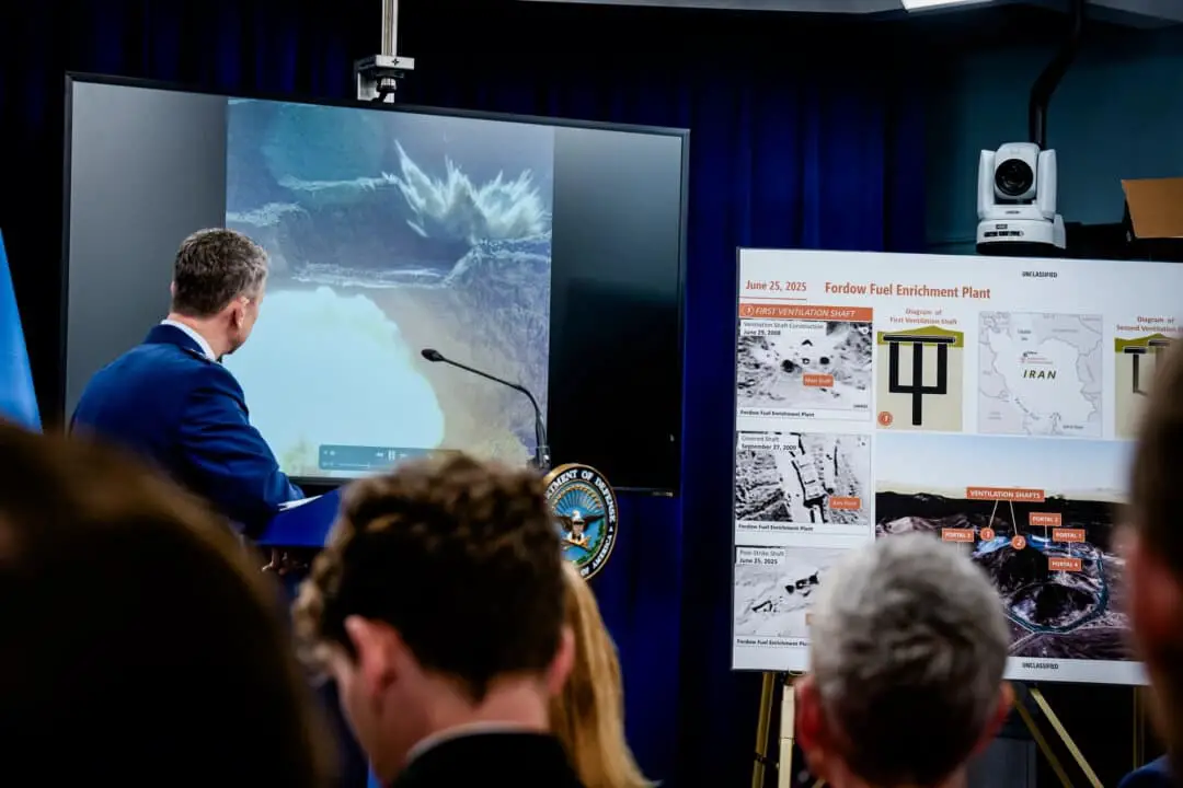 El presidente del Estado Mayor Conjunto, el general de la Fuerza Aérea Dan Caine, observa un vídeo de una prueba de bombardeo del GBU-57A/B Massive Ordnance Penetrator (MOP) utilizado en el ataque a la planta de enriquecimiento de combustible iraní de Fordow, durante una rueda de prensa en el Pentágono, en Arlington (Virginia), el 26 de junio de 2025. (Andrew Harnik/Getty Images)