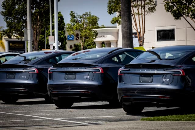 Los vehículos Tesla en venta en una concesionaria en Long Beach, California, el 29 de marzo de 2025. (John Fredricks/The Epoch Times)