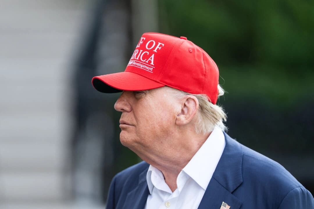 El presidente Donald Trump habla con reporteros antes de partir hacia Florida desde la Casa Blanca, el 1 de julio de 2025. (Madalina Kilroy/The Epoch Times)