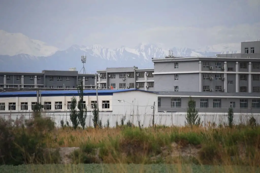 Una instalación que se cree que es un campo de reeducación donde se detiene principalmente a minorías étnicas musulmanas, en la región noroccidental china de Xinjiang, el 4 de junio de 2019. (Greg Baker/AFP/Getty Images)