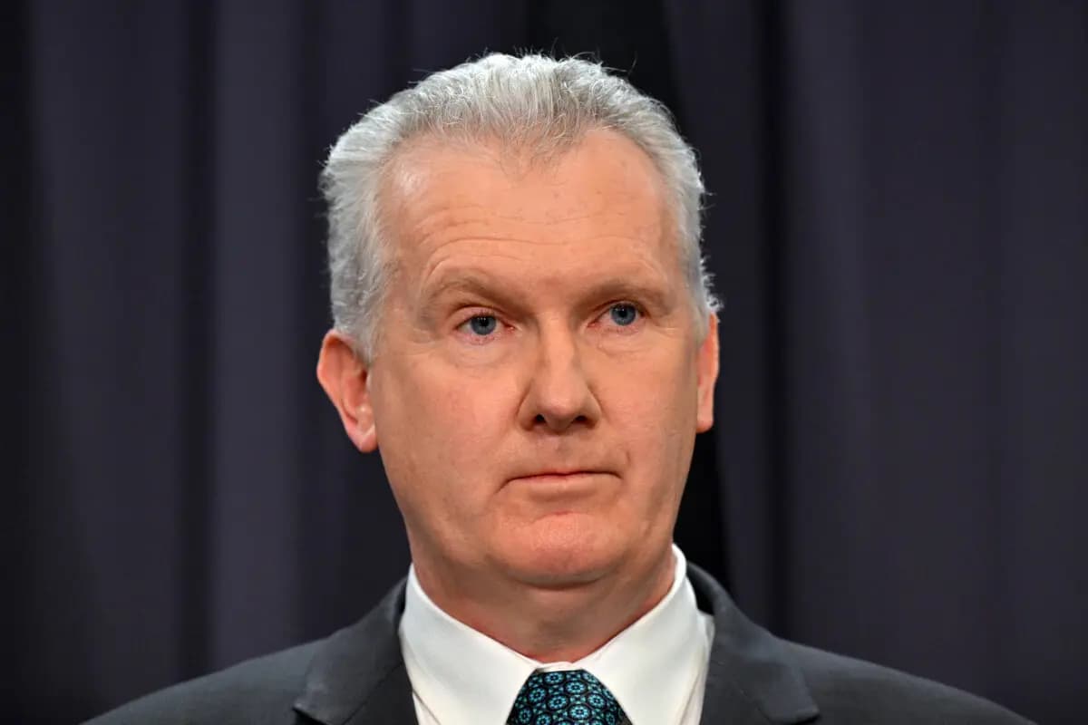 El ministro del Interior, Tony Burke, en una rueda de prensa en el Parlamento de Canberra, Australia, el 17 de julio de 2024. (Imagen de AAP/Mick Tsikas).