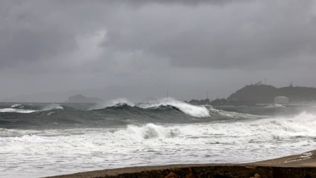 Huracán Flossie se desplaza al oeste-noroeste de México mientras se debilita