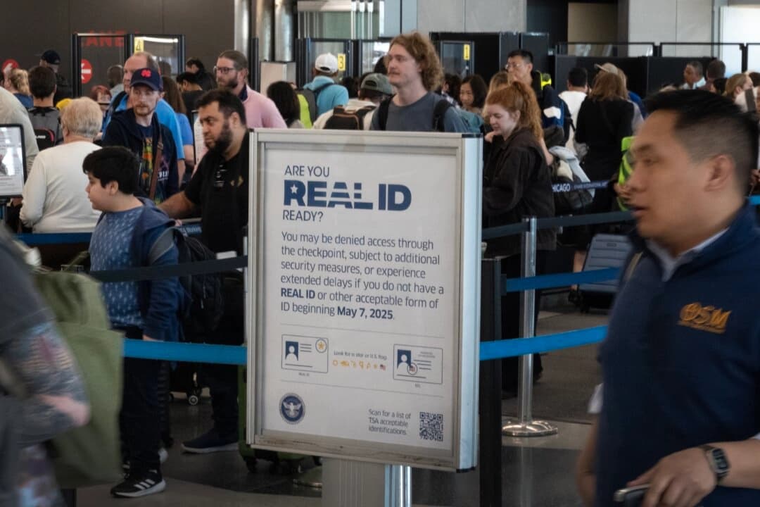 Los pasajeros pasan por un control de seguridad en el Aeropuerto Internacional O'Hare de Chicago, Illinois, el 7 de mayo de 2025. (Scott Olson/Getty Images).