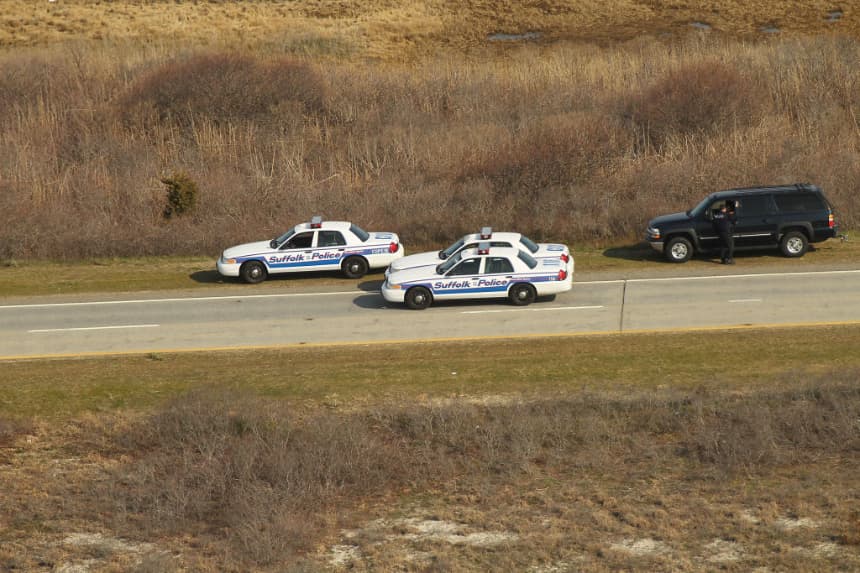 Una vista aérea de coches de policía cerca de donde se descubrió un cuerpo en el área cercana a Gilgo Beach y Ocean Parkway en Long Island el 15 de abril de 2011 en Wantagh, Nueva York. (Spencer Platt/Getty Images)