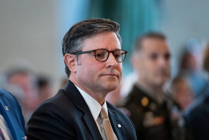 El presidente de la Cámara de Representantes, Mike Johnson, asiste a la ceremonia de entrega de la medalla de oro a los Rangers del Ejército de EE. UU. de la Segunda Guerra Mundial en el Salón de la Emancipación del Capitolio de EE. UU., el 26 de junio de 2025. (Madalina Kilroy/The Epoch Times)