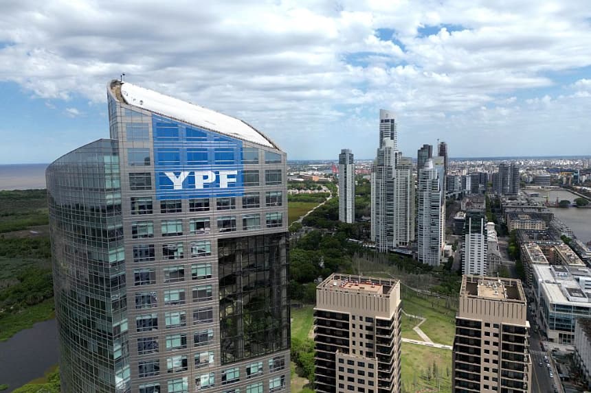 Argentina pide a jueza de EE. UU. que suspenda la orden de entregar las acciones de YPF