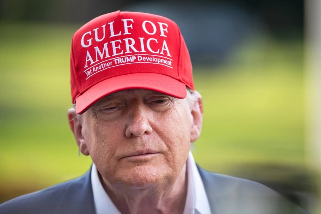 El presidente Donald Trump habla con los periodistas al salir de la Casa Blanca hacia Florida el 1 de julio de 2025. (Madalina Kilroy/The Epoch Times)
