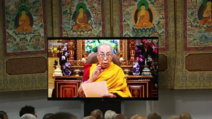 El líder espiritual tibetano, el Dalai Lama, habla en una transmisión de video al inicio de la XV Conferencia Religiosa Tibetana, una reunión de líderes religiosos en McLeod Ganj, cerca de Dharamsala, el 2 de julio de 2025. (SANJAY BAID/AFP vía Getty Images)
