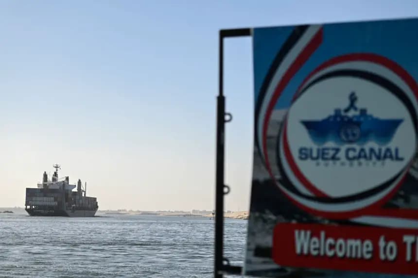 Un barco transita por el Canal de Suez hacia el Mar Rojo el 10 de enero de 2024 en Ismailia, Egipto. (Sayed Hassan/Getty Images)