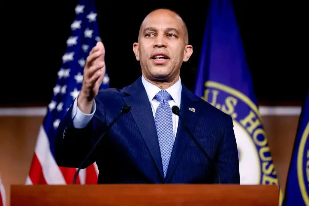 El líder de la minoría en la Cámara de Representantes, Hakeem Jeffries (D-N.Y.), habla durante una rueda de prensa en el Centro de Visitantes del Capitolio de Estados Unidos el 11 de abril de 2024. (Chip Somodevilla/Getty Images)