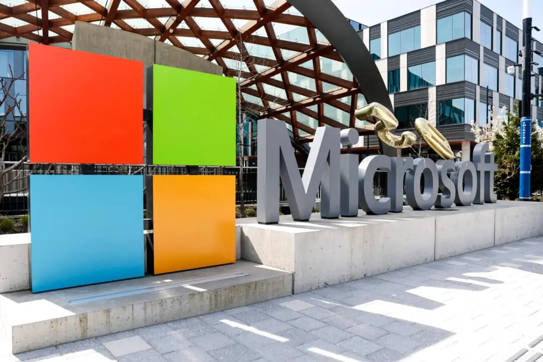 Un cartel y el logotipo de Microsoft se muestran en la sede de la compañía en Redmond, Washington, el 4 de abril de 2025. (Jason Redmond, archivo / AP Photo)

