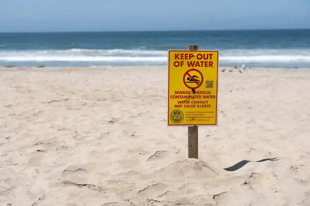 Cartel de cierre en una playa de Imperial Beach, California, en el sur del condado de San Diego, en una foto de archivo. (Jane Yang/The Epoch Times)
