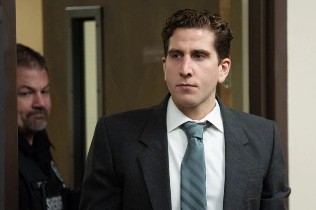 Bryan Kohberger, acusado de matar a puñaladas a cuatro estudiantes de la Universidad de Idaho, es escoltado al tribunal para una audiencia en el Tribunal de Distrito del Condado de Latah, en Moscú, Idaho, el 13 de septiembre de 2023. (Ted S. Warren/Foto de AP Pool, Archivo)