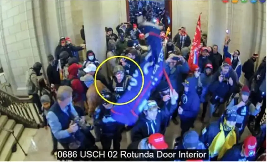 Un hombre identificado como Edward Kelley dentro del Capitolio de los Estados Unidos el 6 de enero de 2021. (Departamento de Justicia de los EE. UU. vía The Epoch Times)