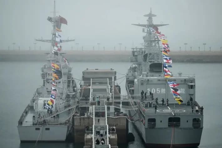 Destructor Jinan de la Armada china (der.) en el Museo Naval del EPL en Qingdao, provincia de Shandong, China, el 23 de abril de 2024. (Wang Zhao/AFP vía Getty Images)