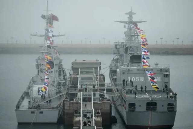 Destructor Jinan de la Armada china (der.) en el Museo Naval del EPL en Qingdao, provincia de Shandong, China, el 23 de abril de 2024. (Wang Zhao/AFP vía Getty Images)