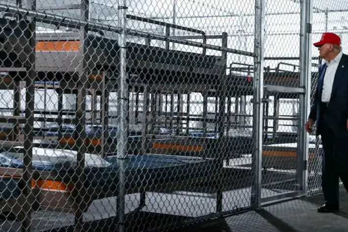 El presidente Donald Trump visita el «Alligator Alcatraz», ubicado en el sitio del Aeropuerto de Entrenamiento y Transición Dade-Collier, en Ochopee, Florida, el 1 de julio de 2025. (Andrew Caballero-Reynolds/AFP vía Getty Images)