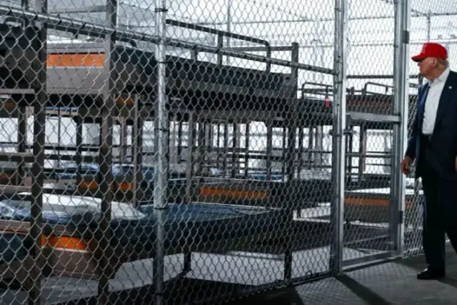 El presidente Donald Trump visita el «Alligator Alcatraz», ubicado en el sitio del Aeropuerto de Entrenamiento y Transición Dade-Collier, en Ochopee, Florida, el 1 de julio de 2025. (Andrew Caballero-Reynolds/AFP vía Getty Images)