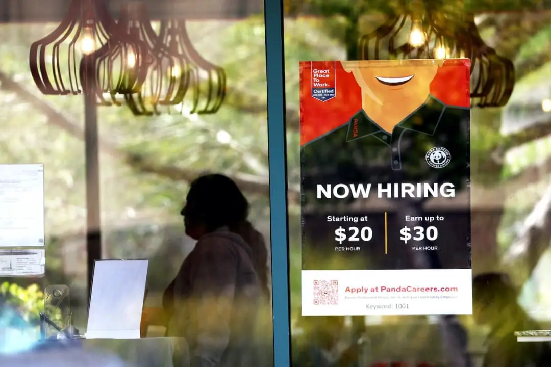 Un cartel de "Se contrata" en un restaurante Panda Express en Marin City, California, el 5 de agosto de 2022. (Justin Sullivan/Getty Images)