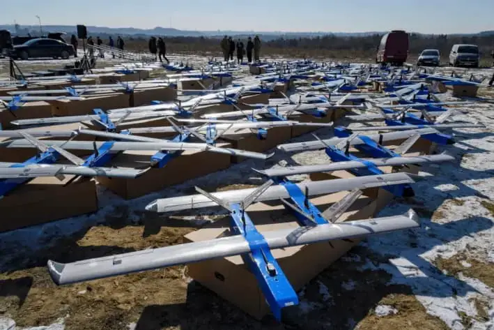Los interceptores de drones Besomar 3210 de ala fija, fabricados en Ucrania, son entregados a las Fuerzas Armadas por la Fundación Benéfica Kozytskyi en un lugar no revelado en la región de Lviv, en el oeste de Ucrania, el 21 de febrero de 2025. (Mykola Tys, archivo/Foto AP)