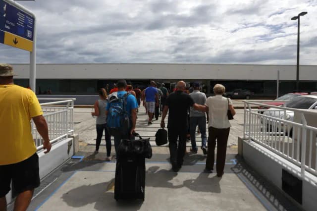 Cancelan presunta alerta de bomba en un avión en el aeropuerto internacional de San Juan
