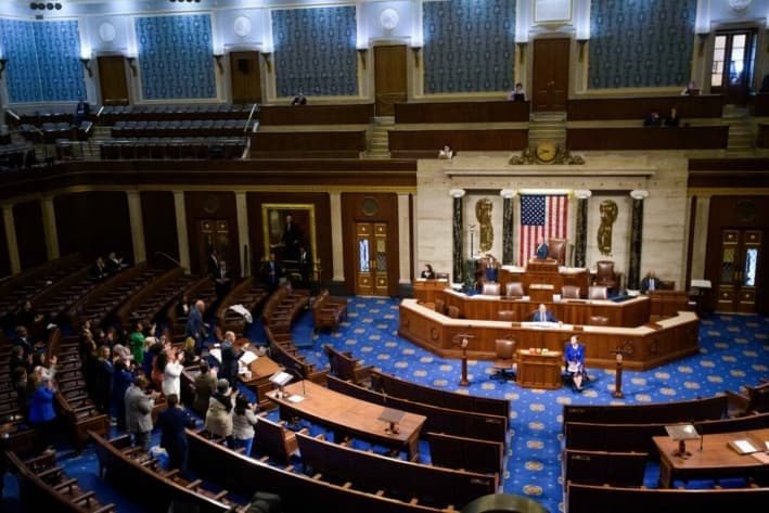 Jeffries retrasa votación final del megaproyecto de ley del GOP con discurso de varias horas en el pleno