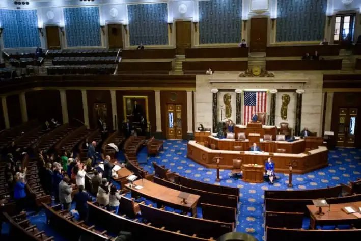 El líder de la minoría de la Cámara de Representantes, Hakeem Jeffries, D-N.Y., a la izquierda, habla mientras los demócratas de la Cámara se ponen de pie para aplaudirlo, antes de la votación final para el proyecto de ley insignia del presidente Donald Trump sobre exenciones de impuestos y recortes de gastos, en el Capitolio de EE. UU., el 3 de julio de 2025. (AP/Rod Lamkey, Jr.)
