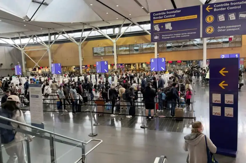 Control de pasaportes en el Aeropuerto Internacional Pierre Elliott Trudeau de Montreal (Canadá), el 3 de octubre de 2021. (Daniel Slim/AFP vía Getty Images)