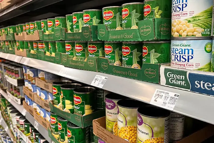 Se ven productos enlatados Del Monte Fooods en un supermercado Walmart en Houston, Texas, el 15 de mayo de 2025. (Ronaldo Schemidt/AFP vía Getty Images)
