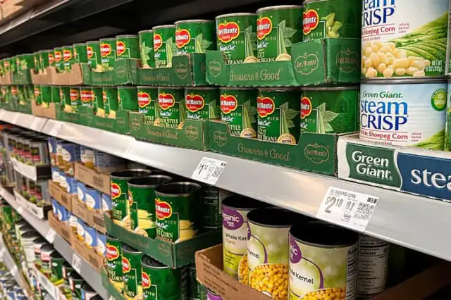 Se ven productos enlatados Del Monte Fooods en un supermercado Walmart en Houston, Texas, el 15 de mayo de 2025. (Ronaldo Schemidt/AFP vía Getty Images)